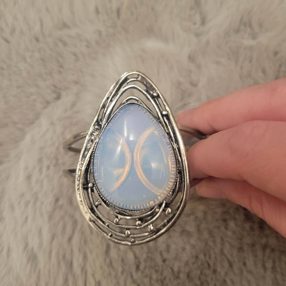 MOONSTONE STATEMENT BRACELET - Picture 2 of 9